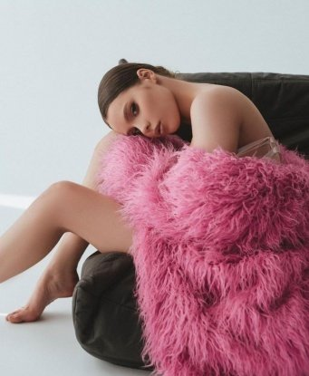 У меня есть все, что нужно для создания незабываемых впечатлений. Мои услуги включают классический и релаксирующий массаж, оральный секс, глубокий минет, ролевые игры и многое другое. Я гарантирую дискретность, атмосферу комфорта и полное удовлетворение. Позволь мне показать тебе свои фото 📷 и рассказать о моих положительных отзывах. Пообщавшись со мной, ты поймешь, что я - идеальный выбор для приятного времяпровождения. Жду тебя! 😉 Валентина